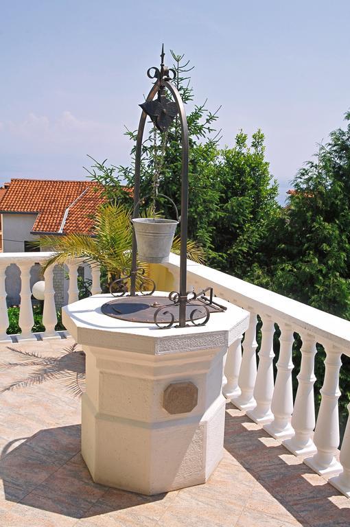 Apartments Petricic With Swimming Pool Ičići Exterior foto